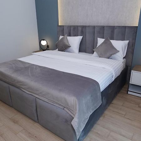 B&M Hotel Єреван Екстер'єр фото