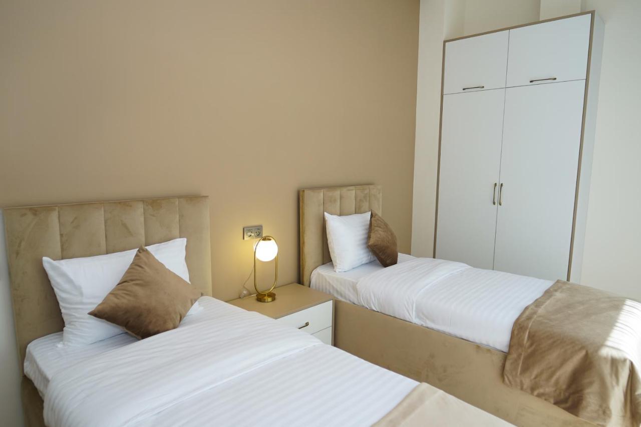 B&M Hotel Єреван Екстер'єр фото