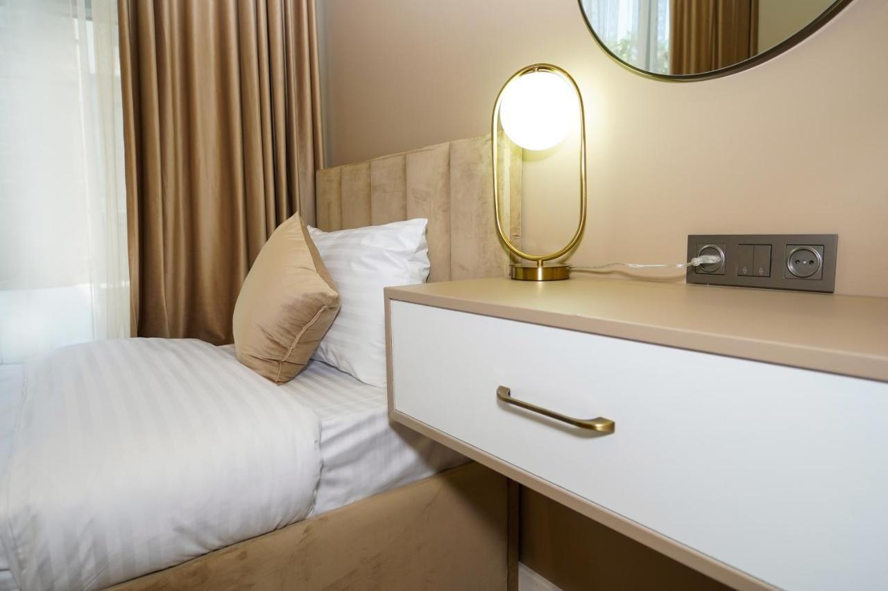 B&M Hotel Єреван Екстер'єр фото